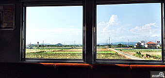 笛吹きぴーひょろ／愛知県豊橋市　「電車の窓から田園風景」　
