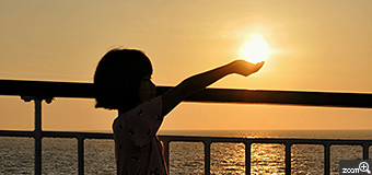 あゆ＠RJNH／静岡県浜松市　「夕日を受け止める」　水平線に沈んでいく夕日をちょうど手で受け止めているかのように見えるよう、太陽と手の位置のバランス調整が難しかったです。