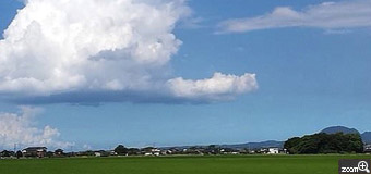 popo／福岡県築上郡築上町　「天空の城」　車で移動中に大きな低い雲が、すかさず携帯で撮りました。　撮影して思ったのですが何処かで見たような雲。そうだ、映画「天空の城」の滝の巣に似てる、見つけた時は珍しく低い大きな白い雲、記念に撮ったのです。