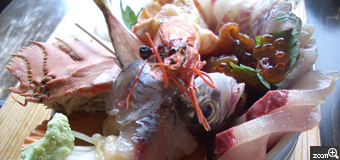 ぴかちゃん／愛媛県新居浜市　「豪華海鮮丼」　地元のお魚が勢ぞろいです！！丼に盛られた海鮮の豪華さと新鮮さを伝えられるようにピントを合わせました。