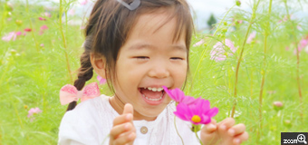 ことちゃん／三重県四日市市　「可愛いコスモス見つけたよ」　まだあまり咲いてないコスモス畑で可愛い花を見つけたと大喜びでした。娘の自然な笑顔を撮ることを心がけています。