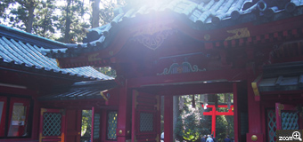 マフォト／愛知県一宮市　「キラキラと赤」　日差しと門の色がマッチング。　キラキラした日差しと、門の色がいい感じに写真におさめることができました。
神社の神秘さを伝えられる一枚。