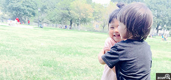 shinobu／愛知県半田市　「ハグで挨拶」　海外在住の友人たちのお子さん。一緒に公園に遊びに行って。