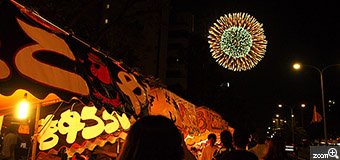 にゃんこ／愛知県名古屋市　「名古屋みなと祭り」　お祭りといえば、花火と屋台！　花火とお祭りの屋台を一緒に撮りたかったので、いい位置で花火が広がる瞬間を待ちました。屋台の電球の雰囲気を出すため、暖かい色にしています。