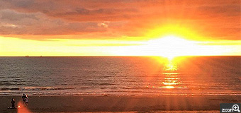 はな／愛媛県今治市　「下浜の夕陽」　夕陽がきれいです＾＾　「海の家ことぶき」から見た太陽はこんなにも金色になっていました、夏を感じていただけたら嬉しいです。(^^)v