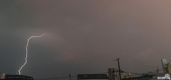 フリューゲル／愛知県名古屋市　「虹の中の稲妻」　夕陽に照らされ浮かぶ虹と稲妻。　名古屋の頭上を雨雲が去り、西の空には綺麗な夕陽。ふと東の空に目をやると、夕陽に照らされ浮かぶ虹。シャッターを切った瞬間に稲妻が走り偶然に撮れた一枚です。虹が雷を諌めているかの様に撮れました。