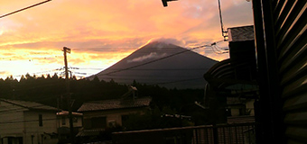 みずさん／神奈川県小田原市　「いつも側で見つめてる。」　私の実家の自分の部屋から見える富士山。年中見つめられてるようなそんな気分！　ポイントは、夕焼け色に染まる富士山。
