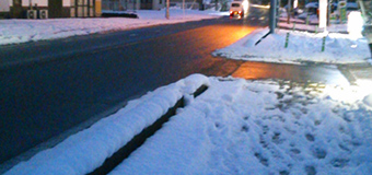 みずさん／神奈川県小田原市　「雪解け道」　去年の冬の仕事帰りで1枚パシャリ。　特にこだわりはないけど、溶けだしてる雪にいろんな人の足跡を街灯が照らしてる所がなんかいいなと思いました！
