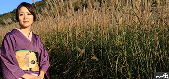 真里／愛知県名古屋市　「すすき草原の乙女」　箱根仙石原のすすき草原。長雨で道がえぐられ歩きにくい。　東京からご夫婦でいらした女性。足場の良くない狭い道で時間をかけられず5枚のうちの1枚です。
