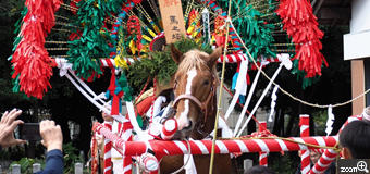 よっちゃん／愛知県春日井市　「馬之塔（おまんとう）」　地元の八幡社の祭りの馬之塔です。　馬の側に多くの人が居ましたので、馬ががカメラの方を見てくれるまで待ちました。