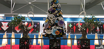 LaLa／東京都文京区　「和風クリスマスツリー？」　関西空港でクリスマスツリーを発見！折り紙がテーマ、和風な感じです。このクリスマスツリーならお正月も使えそう。　見たことない和風クリスマスツリーにぎょっとして、思わず撮ってしまいました（笑）。