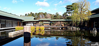 ヨッコ／滋賀県大津市　「迎賓館藤の間を背に廊橋を眺める」　冷え込んだせいか空気が澄んで、綺麗に池に写り込みました。　ポイントは、池に写り込んだ庭園風景です。