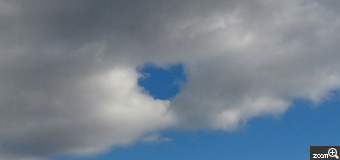 kanakana／三重県四日市市　「ハート!?」　雲がハートに切り取られてるように見えます!?　雲と空だけを入れるようにして撮影しました。