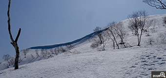 usacha9／岐阜県各務原市　「雪庇」　残雪の大日ヶ岳へ雪山登山。尾根の風下側にできる雪庇がカッコよいです。　山の全体の雰囲気を撮りたいと思いました。