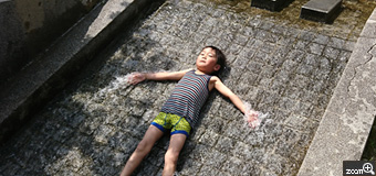 はる／愛知県知多市　「もう夏かい？！」　先日の暑い日、佐布里池の流水で甥っ子が、、、。大の字を要求しました。