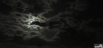 ちょこ／三重県伊賀市　「龍雲」　偶然の出会いです。　雲の流れの中、月を眼になるように合わせて。