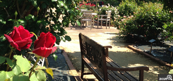 さくらこ／愛知県清須市　「お座りください」　バラの香りに包まれるひと時を。　ひと時の時間を感じさせる空間をポイントにしました。