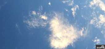 ちょこ／三重県伊賀市　「ハート」　空からの贈り物。　流れていく雲の偶然の瞬間を待ちました。