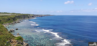 uemegu7355／愛知県名古屋市　「夏休みの思い出　～宮古島旅行～」　家族4人で宮古島へ旅行してきました～！　宮古島南部にある絶景ポイント「ムイガー断崖」での撮影です。透き通る海と、夏の青空がとっても美しく撮影できました。