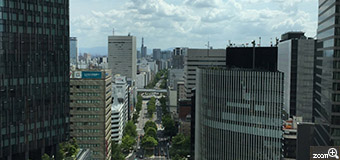 さくらこ／愛知県清須市　「高層ビルから望む」　名古屋駅の高層ビルから望む、変わりゆく時の流と青空に浮かぶ雲。