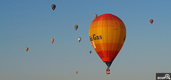 ないちゃん／三重県三重郡菰野町　「バルーンフェスティバル」　青空に浮かぶ気球を想像しながら、早起きしてスタンバイしました。気球が空に映えて、とてもきれいで記憶に残る日となりました！　無我夢中でシャッターを切ってました！