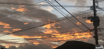 ねずお／長崎県佐世保市　「夕焼け」　田舎です。　台風前のことでした。空の色がえらいこっちゃ。これは撮るしかない。ということで急いでiPhone取り出してパシャリ。フフッ