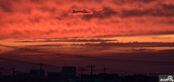 あこ／愛知県春日井市　「燃える空」　雨の夕方、遠くの夕焼けがだんだん空を真っ赤に染めていきました。　設定はカメラまかせ（夕焼けモード）にしましたが、どの部分を切り取るか難しかったです。