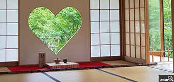 yukimaru／愛知県稲沢市　「正寿院の猪目窓と天井絵」　ハート形の猪目窓で有名な宇治の正寿院です。　欲張って、猪目窓と天井絵と庭の緑を一枚に入れてみました。