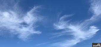 秋風の旅人／滋賀県近江八幡市　「癒される空模様」　ふと見上げた空模様が印象的でした。　まるで、鳥が羽ばたいているような雲でした。毎日空に現れる雲のアートは風になびいてカタチを変えて行く一瞬のアート作品に見えます。
