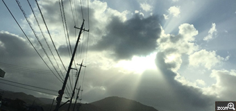 もへじ／島根県松江市　「空の上に神様いるよな～」　こんな光が降りてくると天上に神様がいるとしか思えない。　光が消えないうちに車を路肩に停めて撮影。チャンスは一瞬なので。