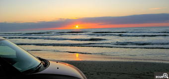 Luckyblue／石川県羽咋市　「夕日と愛車」　千里浜なぎさドライブウェイにて。　愛車の入り具合のバランス、海の波際まで車が行けるのを撮りました。