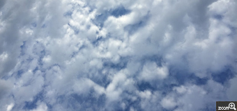 もへじ／島根県松江市　「海底に沈んで上を見た海面のような空」　私達は空気という海の中で泳いでいるのかもしれない。　空の青さと雲の透明感を出したかった。