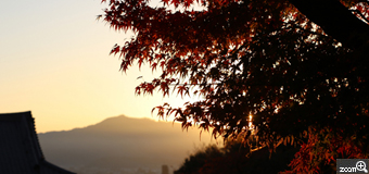 3syo／石川県珠洲市　「比叡山の朝」　朝、7時頃の建勲神社からみえる東の景色と紅葉です。　比叡山と紅葉が入るように撮影しました。