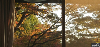 とき／神奈川県横浜市　「秋の訪れ」　会社の研修でキャンプに来たときの１枚。朝焼けがお気に入り。　ポイントは、敢えて、窓の枠を写して絵画のように撮影したことでしょうか。
