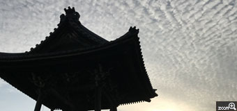 ひろちゃん／愛知県江南市　「早朝の空」　お寺の鐘つき堂を覆う白い雲が、まるでオーラを放っているようで吸い込まれていきそうでした。