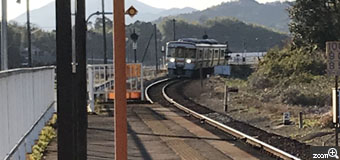 じゅんちゃん／三重県度会郡玉城町　「夕方の外城田駅」　昭和の時代みたい。　電車がカーブで入ってくる瞬間を撮りたかった。