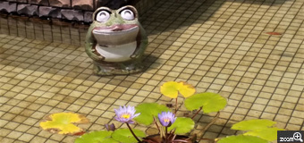 ゆきちゃん／愛知県名古屋市　「暑さに負けずケロッと」　8月6日、春日井の弥勒山を登った帰りに「緑と花の休憩所」の池で撮りました。　陶器のカエルであるが山に登った後にカエルの笑顔に癒され、疲れも吹っ飛んだ気持ちになりました。