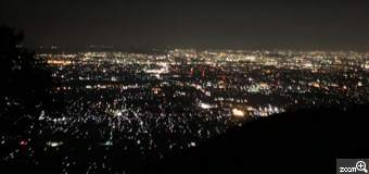 あゆちゃん／愛知県一宮市　「あっちが岐阜でこっちが名古屋？！」　何年かぶりの夜景。本当は流星群を見に池田山へ行きましたが、夜景が綺麗だと明るくて、、、、夜景を背に流星を見つけました！　撮影のポイントは、全体が写るように。夜景は難しい。