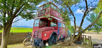 ちゅるけい／愛知県名古屋市　「さる号出発」　運転手が猿なところが可愛いです。　自然の中に赤色のバスが映えるように撮りました。