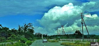 健知／愛知県稲沢市　「夏の思い出」　東北車中泊の旅、男鹿半島に向かう途中の印象的な夏空のスナップです。　夏の入道雲を感じて頂ければうれしいです。