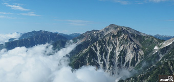yukimaru／愛知県稲沢市　「夏山と雲海」　絶景の続く白馬岳へ登る道中のひとコマ。まるで山が煙を吐き出しているかの様です。　北アルプスらしいゴツゴツした山肌と、湧き出す様な柔らかな雲の対比を枠の中に収めてみました。