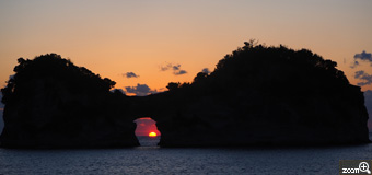 たまぴー／愛知県半田市　「円月島の夕日」　侵食されてできた穴から見えるサンセットが神々しかった！　太陽が海に沈む瞬間が穴から見える時をねらいました。