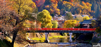 健知／愛知県稲沢市　「晩秋の高山の中橋と紅葉」　晩秋の高山。秋と紅葉が伝われば嬉しいです。　やわらかな午後の風景を伝えたいです。