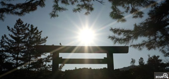 あお／三重県四日市市　「2021年　初詣」　伊勢神宮に初詣に行った時の写真です。　鳥居の上に太陽があったので思わず撮影しました。あとから見たら、鳥居の上に鳥が。