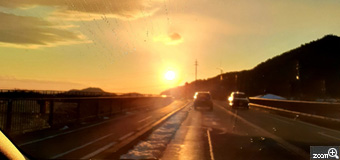 ヨッコ／滋賀県大津市　「車窓からの夕陽」　輝きの凄さが撮れるか心配でした。　車窓からの夕陽、オレンジの色合いが本当に綺麗で思わずシャッターを切りました。