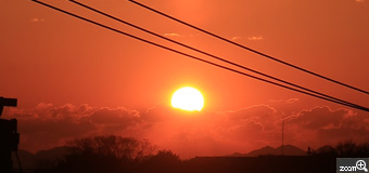 みーちゃん／愛知県知多郡南知多町　「立春の日の太陽柱」　家から日の出を見ていたら、太陽の上に真っ直ぐ伸びる光が見えました。　光が消えないうちに、急いでカメラを出してシャターを押しました。光が真ん中にくるようにしました。