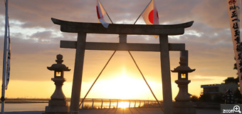 山室ちゃん／三重県桑名市　「神社前からの日の出」　桑名の住吉神社前から、揖斐川の日の出を仰ぎました。実に、清々しく「いい気分」になれました。　撮影のポイントは、日の出前に撮影地に到着することと、天気の良い日を選ぶことです。