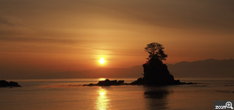 yukimaru／愛知県稲沢市　「雨晴海岸の日の出」　日本の渚百選に選ばれている雨晴海岸は朝昼夕と色々な表情を見せてくれる美しい所。背景の山並みは立山連峰です。　日の出前はブルーとピンクだった景色が日の出とともに様変わり、海に映る陽の光も綺麗でした。
