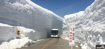 池／石川県金沢市　「雪の大谷」　平日は人もまばら。　人がいない時間帯を狙いました。