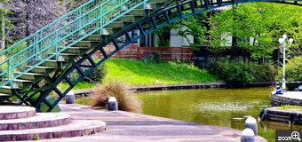 健知／愛知県稲沢市　「ブリッジ」　国営木曾三川公園アクアワールド水郷パークセンター内の運河に架かる金属ブリッジ。直線的な構造物と船着き場の曲線の対比が面白いです。